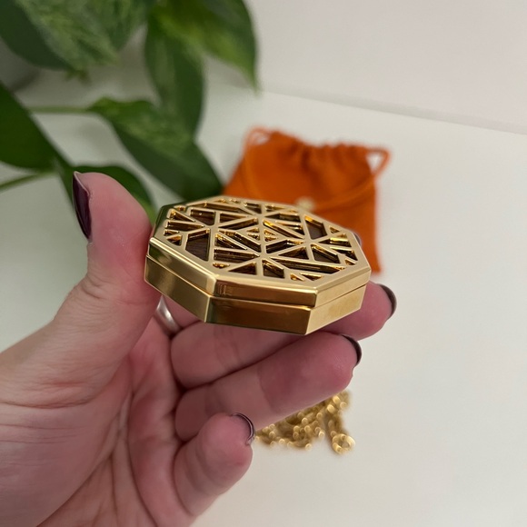 NEW Tory Burch Statement Necklace with Lip Balm & Pouch - Picture 9 of 16